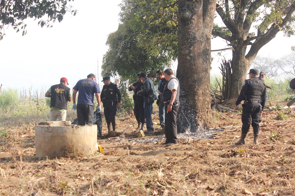 Agentes policiales recaban evidencias en lugar donde matan a hombre, en Zaragoza, Chimaltenango. (Foto Prensa Libre: Víctor Chamalé)