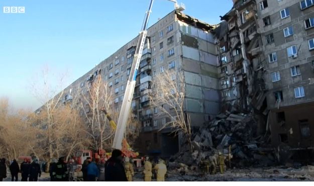El emocionante momento en que un equipo rescata a un bebé atrapado entre los escombros de un edificio en Rusia