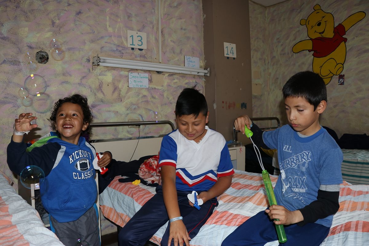 Niños enfrentan con valentía sus padecimientos en hospital de Xela
