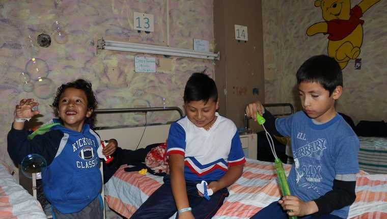 Los niños que están internados en la Pediatría del HRO enfrentan con mucha valentía su enfermedad. (Foto Prensa Libre: María Longo)