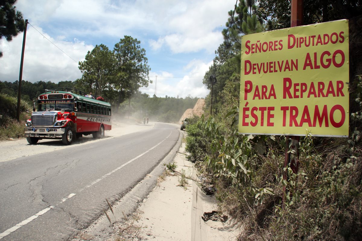 Un cartel a la orilla de la ruta Interamericana en Huehuetenango reclama la inacción de los diputados en favor del departamento. (Foto Prensa Libre: Mike Castillo)