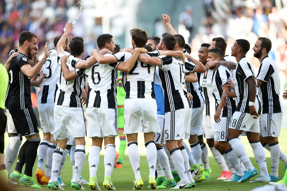 Los jugadores de la Juventus festejan el sexto Scudetto consecutivo, el es equipo con más títulos en Italia. (Foto Prensa Libre: AFP)