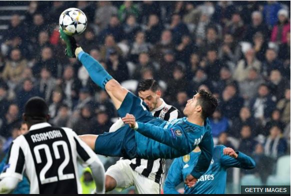 Ronaldo conecta el balón para anotar el que él calificó como "el mejor gol de su carrera".