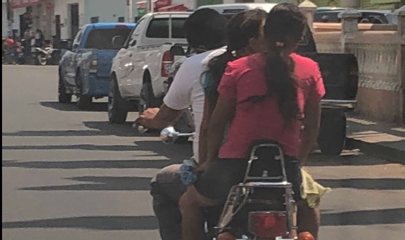 Tres personas sin casco captadas en motocicleta en Chiquimula.