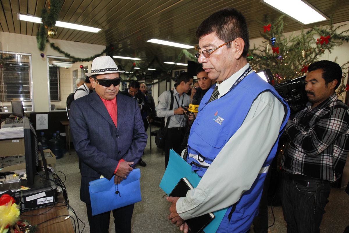 Luis Alberto Véliz Luna acude al Juzgado Noveno Penal, junto a un observador de la PDH, para ratificar  denuncia contra el alcalde Álvaro Arzú. (Foto Prensa Libre: Paulo Raquec)
