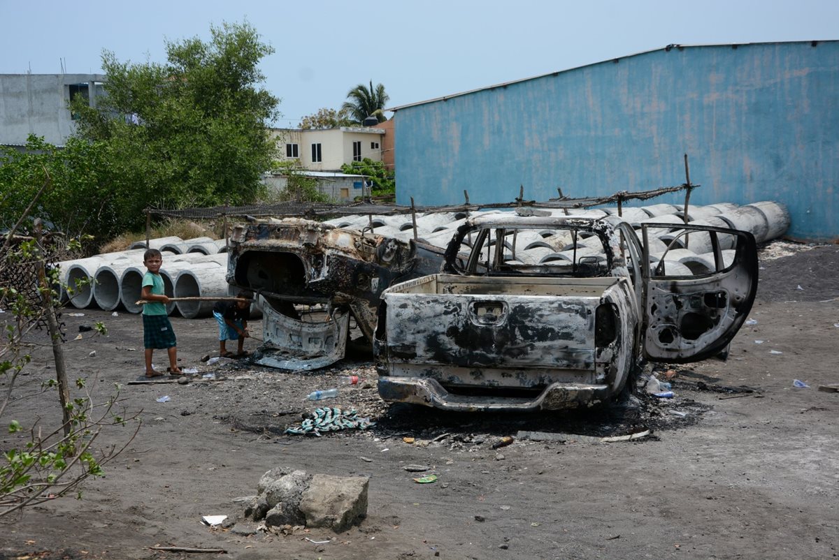 Los vehículos quemados fueron localizados en el barrio El Embarcadero 2, Puerto San José, Escuintla. (Foto Prensa Libre)