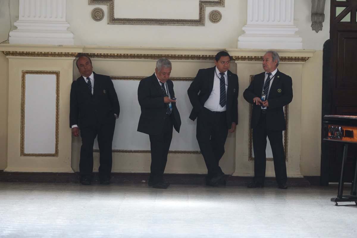 Congreso está inmerso en el mal uso de las plazas otorgadas por diputados y directivos. (Foto Prensa Libre: Alvaro Interiano)