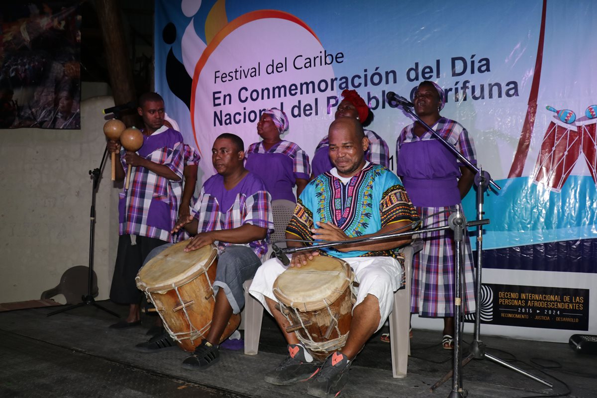 Grupos de tamboristas garífunas participaron en la conmemoración de su día en Livingston, Izabal. (Foto Prensa Libre: Dony Stewart)