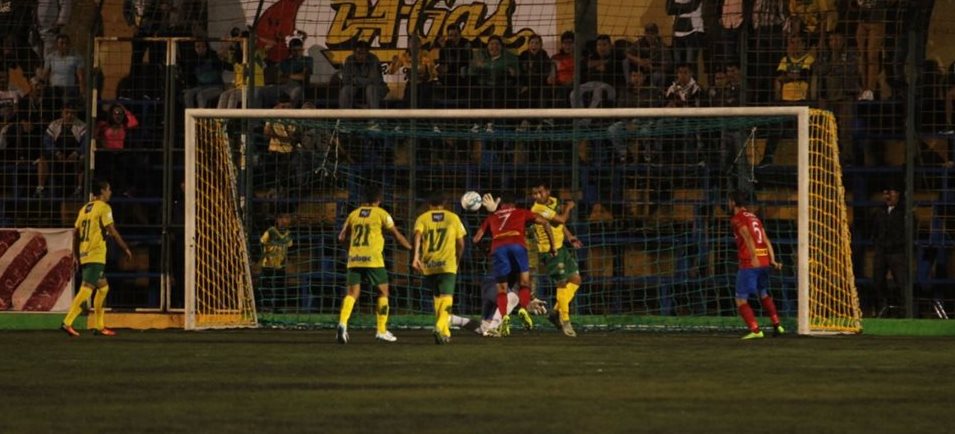 El panameño Blas Pérez marcó el gol del empate con este cabezazo dentro del área antes del final del primer tiempo. (Foto Prensa Libre: Jorge Ovalle)
