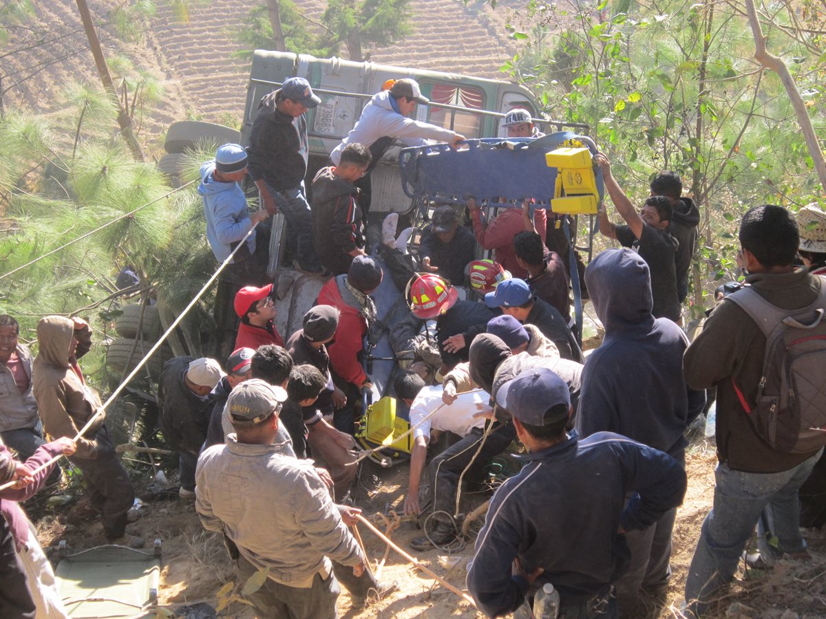 Autobús accidentado en el km 160 de la ruta Interamericana, donde murieron 19 personas el 28 de marzo. (Foto Hemeroteca PL)