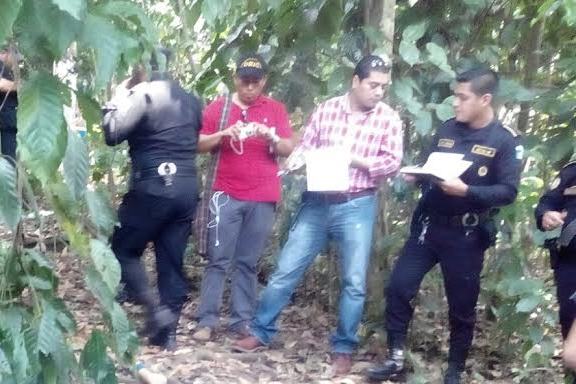 Agentes de la PNC acordonan lugar donde una mujer murió a golpes, en Cuyotenango, Suchitepéquez. (Foto Prensa Libre: Bomberos Municipales Departamentales)