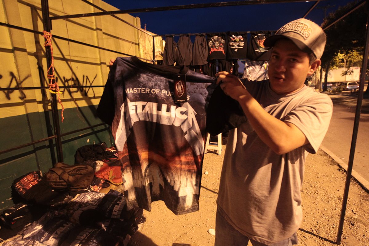 Los fanáticos se preparan para recibir a Metallica este jueves. (Foto Prensa Libre: Ángel Elías)