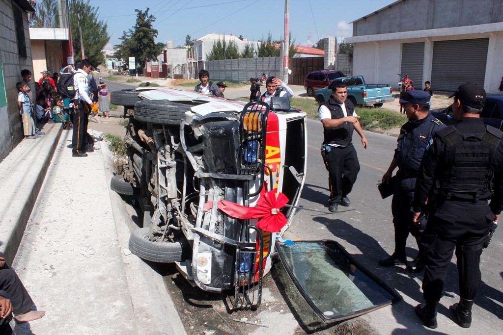 Autoridades observan la ambulancia que se accidento en la ruta hacia la cabecera de Chimaltenango. (Foto Prensa Libre: Víctor Chamalé)