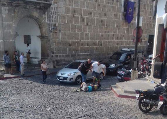 Momento en que el extranjero agrede al supuesto guia de turismo. (Foto: redes sociales)