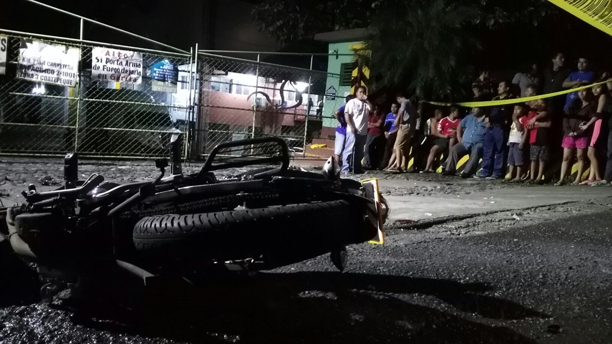 Motocicleta en la que viajaban dos menores en Coatepeque queda destruida por choque con tráiler. (Foto Prensa Libre: Alexánder Coyoy)