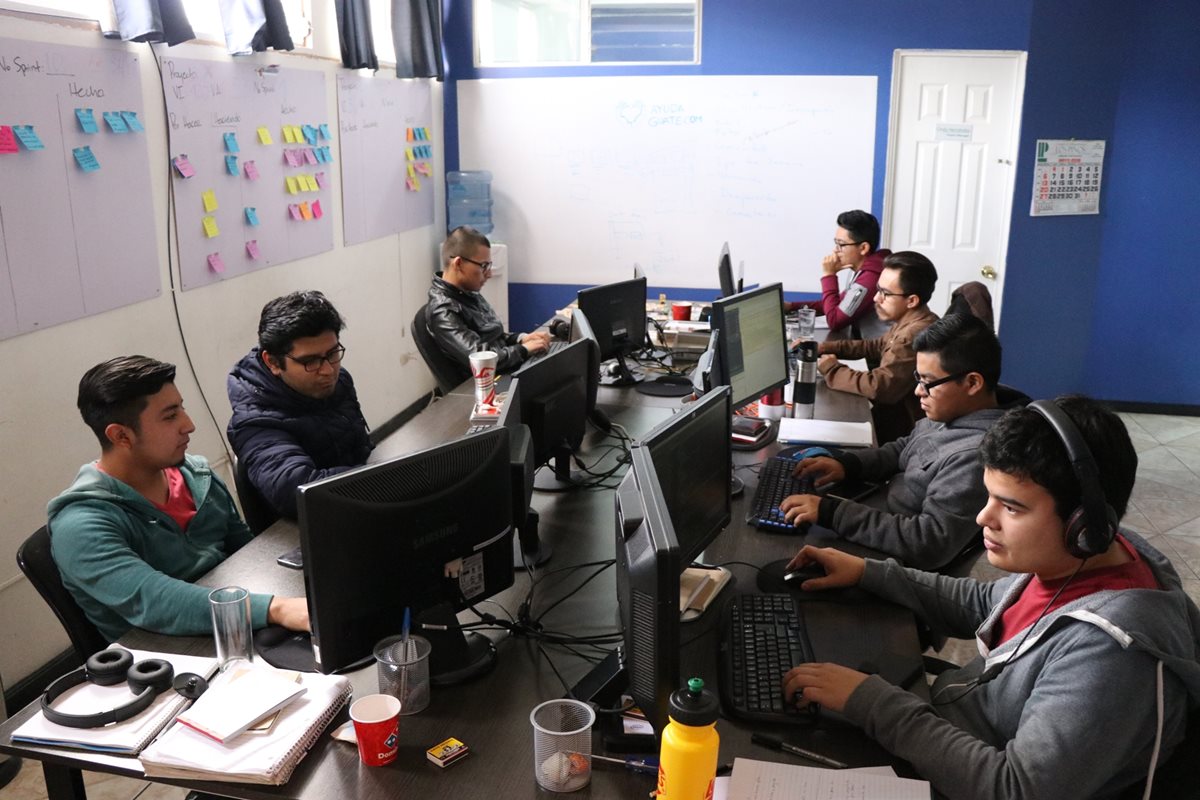 El equipo que conforma Cian Coders y que exporta software, desde un edificio de la zona 3 de Xela, a varios países de Europa, Asia y Norte y Sudamérica. (Foto Prensa Libre: María José Longo)