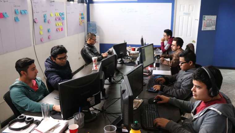 El equipo que conforma Cian Coders y que exporta software, desde un edificio de la zona 3 de Xela, a varios países de Europa, Asia y Norte y Sudamérica. (Foto Prensa Libre: María José Longo)