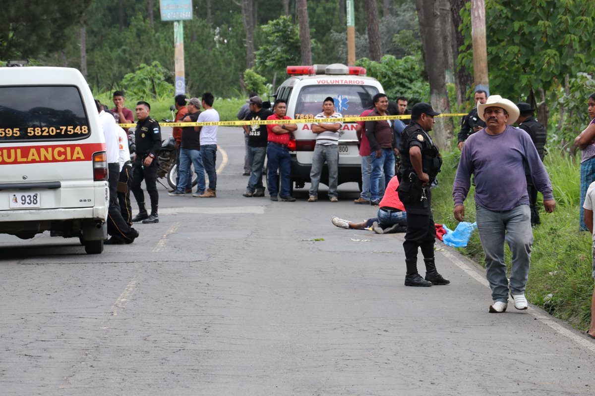 En el lugar del ataque armado murió el pasajero Daniel Antonio Salazar Mendoza, de 31 años, quien fue identificado por una familiar. (Foto Prensa Libre:)