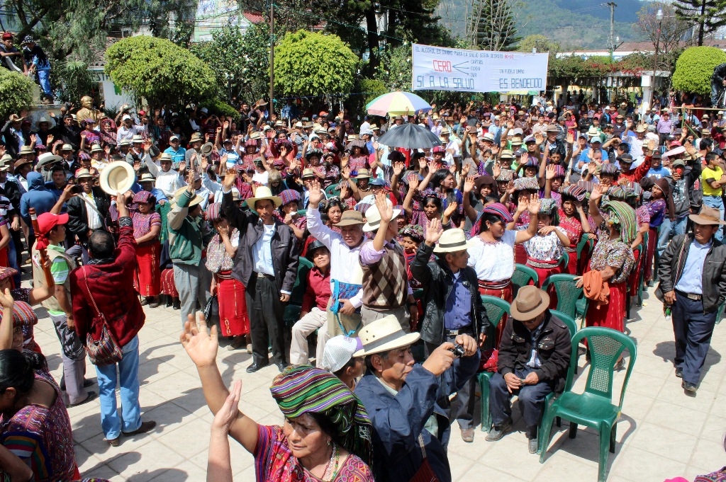 Pobladores de Nebaj levantan la mano —en el parque— para votar que todos los expendios de licores sean cerrados en ese municipio. (Foto Prensa Libre: Óscar Figueroa).