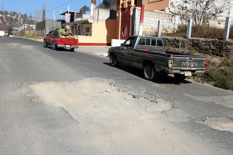 Vecinos de Almolonga señalan que la carretera hacia ese municipio tiene grandes baches. (Foto Prensa Libre: Carlos Ventura)