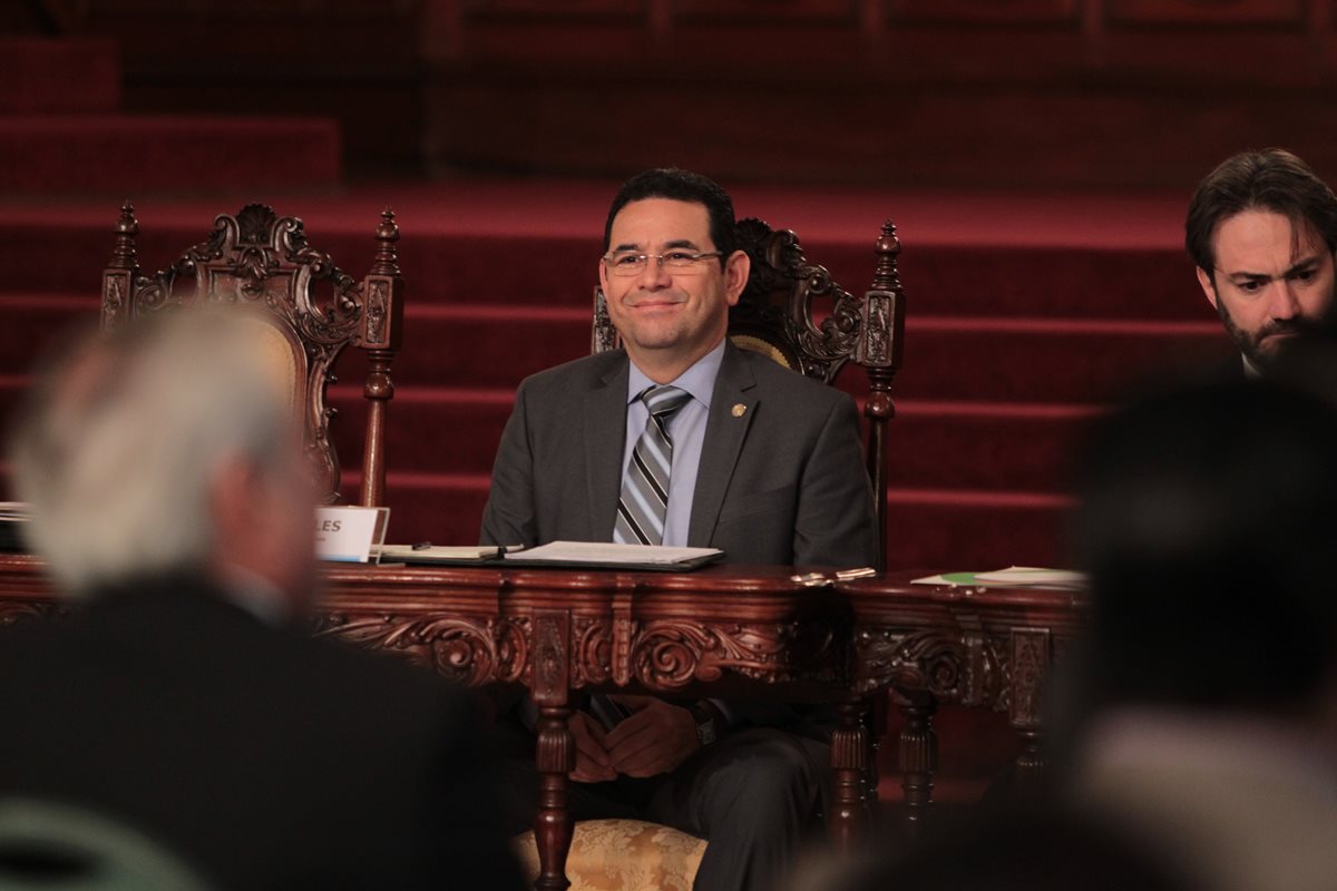 El presidente Jimmy Morales recibió el membrillo de parte de los periodistas del Ejecutivo. (Foto Prensa Libre: Hemeroteca PL)