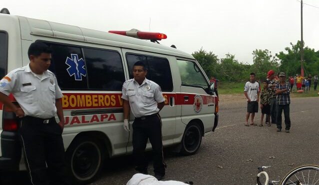 El cadáver del abogado Leonel Orellana es acordonado por las fuerzas de seguridad, en la cabecera de jalapa. (Foto Prensa Libre: Hugo Oliva)