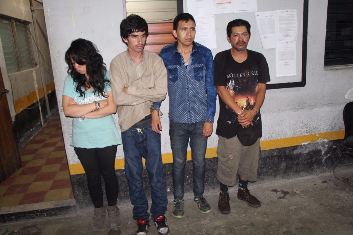 Los cuatro capturados en Santa Elena, Flores, Petén, tenían Q1 mil 87 en billetes falsos. (Foto Prensa Libre: Manuel Romero)
