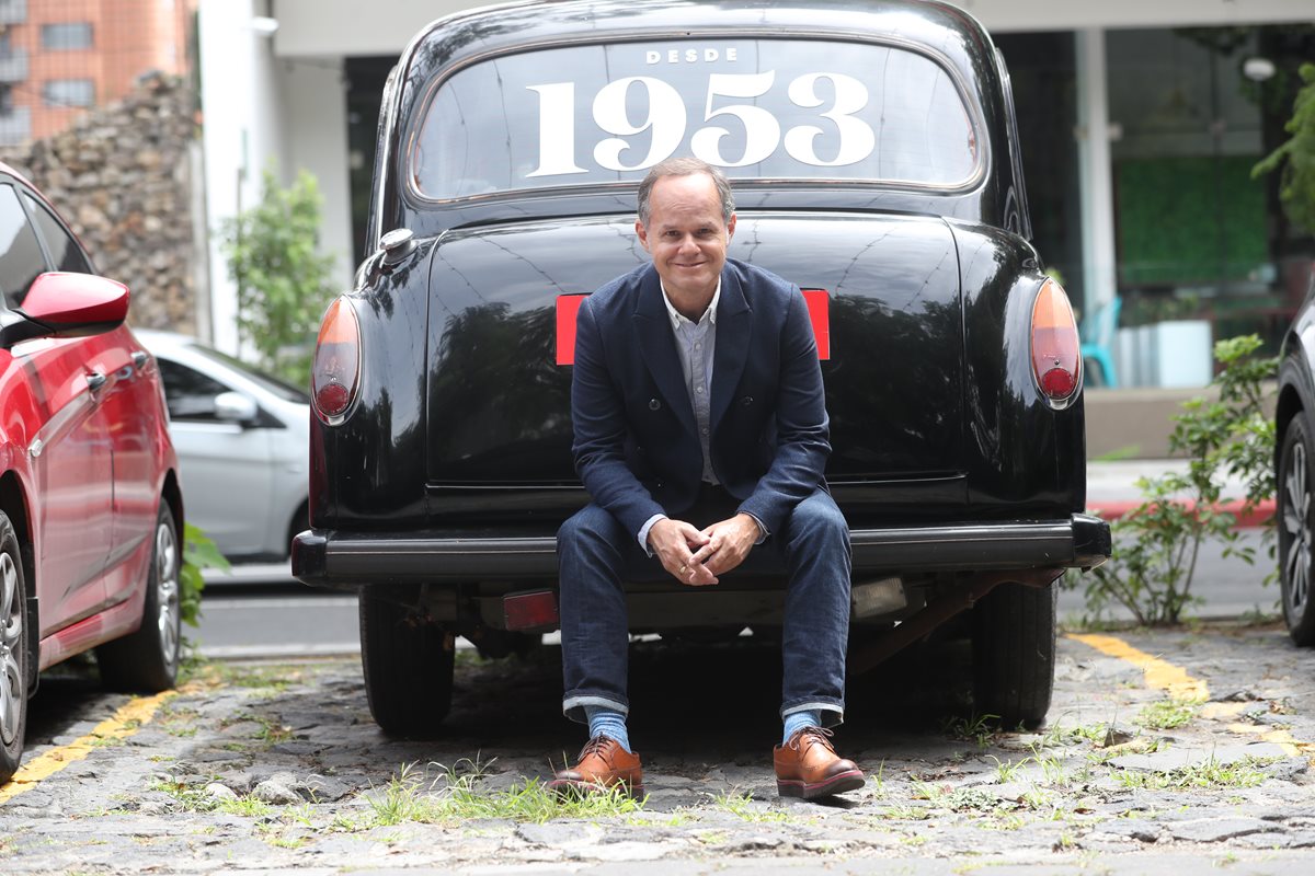 Emilio Méndez es director de Innovación de Saúl y trajo parte del cambio de colecciones, diseños de trajes y complementos. (Foto Prensa Libre: Érick Ávila)