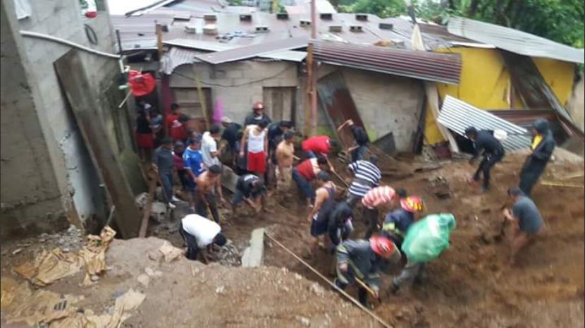 Cuerpos de socorro y particulares cavan en el patio de una casa donde calló una pared. (Foto Prensa Libre: Conred)