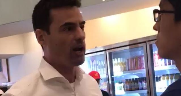 El hombre amenazó a trabajadores de un restaurante por hablar en español. (Foto Prensa Libre: Facebook)