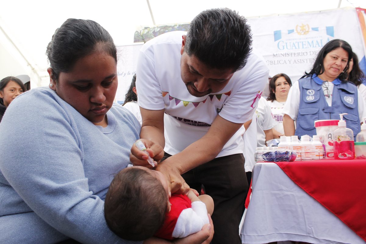 Una menor recibe una dosis de vacuna en la inauguración de la Semana de Vacunación en las Américas. (Foto Prensa Libre: Víctor Chamalé).