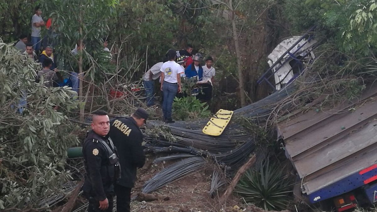 Un camión quedó destruido este viernes en Cuilapa, Santa Rosa, donde se reportó la muerte de una persona. (Foto Prensa Libre: Oswaldo Cardona)