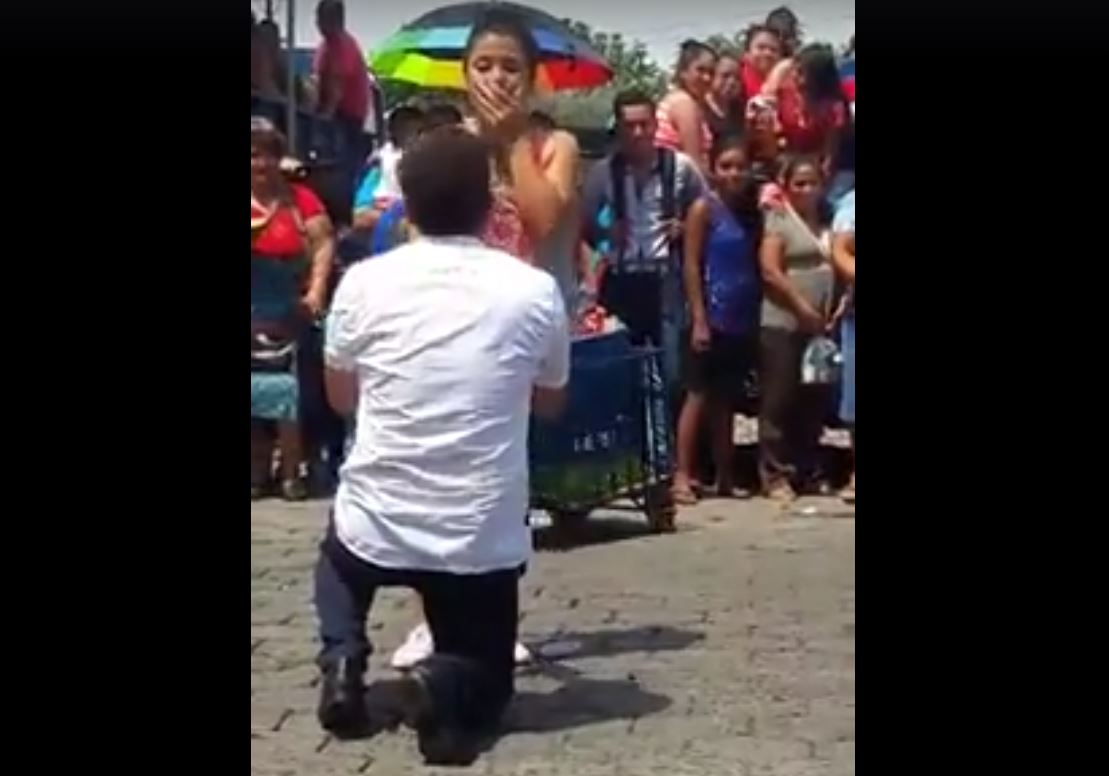 El momento en el que un joven le pide matrimonio a su novia fue captado por un vecino de Coatepeque, Quetzaltenango. (Foto Prensa Libre: Cortesía Sol Informador)