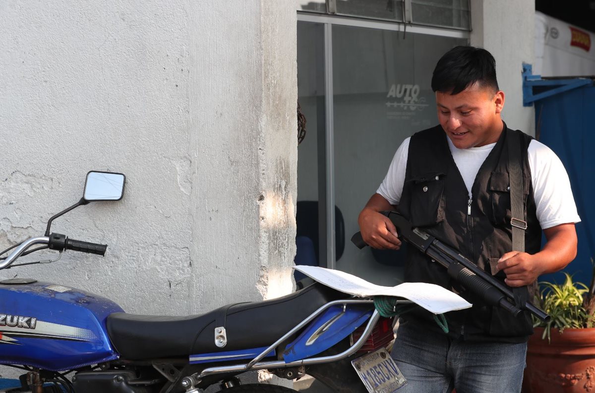 Pedro Perebal Pérez estudia varios idiomas y es guardia de seguridad en un taller, en la zona 5 capitalina. (Foto Prensa Libre: Estuardo Paredes)
