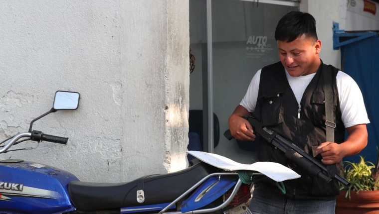 Pedro Perebal Pérez estudia varios idiomas y es guardia de seguridad en un taller, en la zona 5 capitalina. (Foto Prensa Libre: Estuardo Paredes)