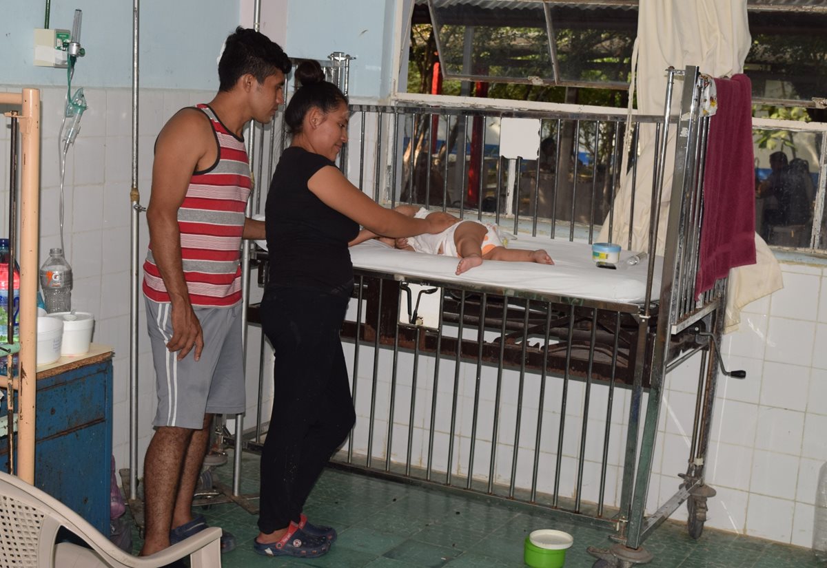 Mauricio Alfredo Valdés y su esposa Juana Teresa Ramos, junto con al pequeño Mauricio André Valdés, cuando estaba internado en el hospital de Zacapa. (Foto Prensa Libre: Mario Morales)