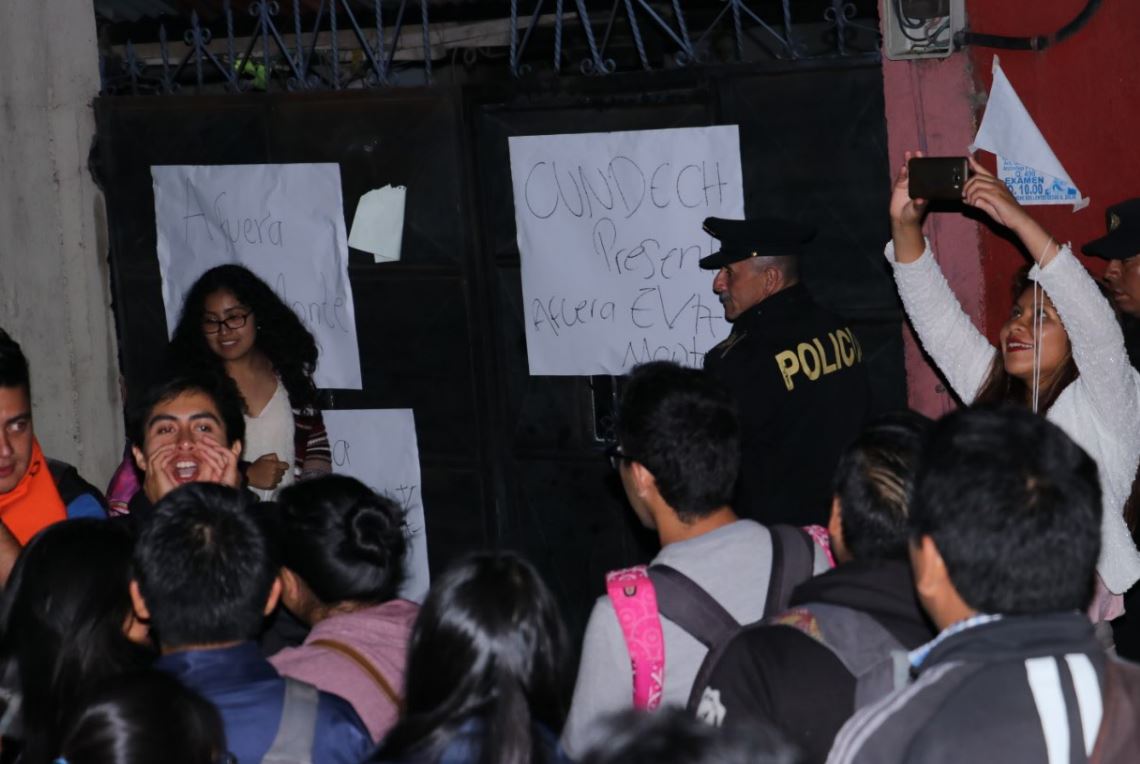 Varios estudiantes exigieron este jueves la renuncia de la diputada Eva Monte Bac. (Foto Prensa Libre: Víctor Chamalé)