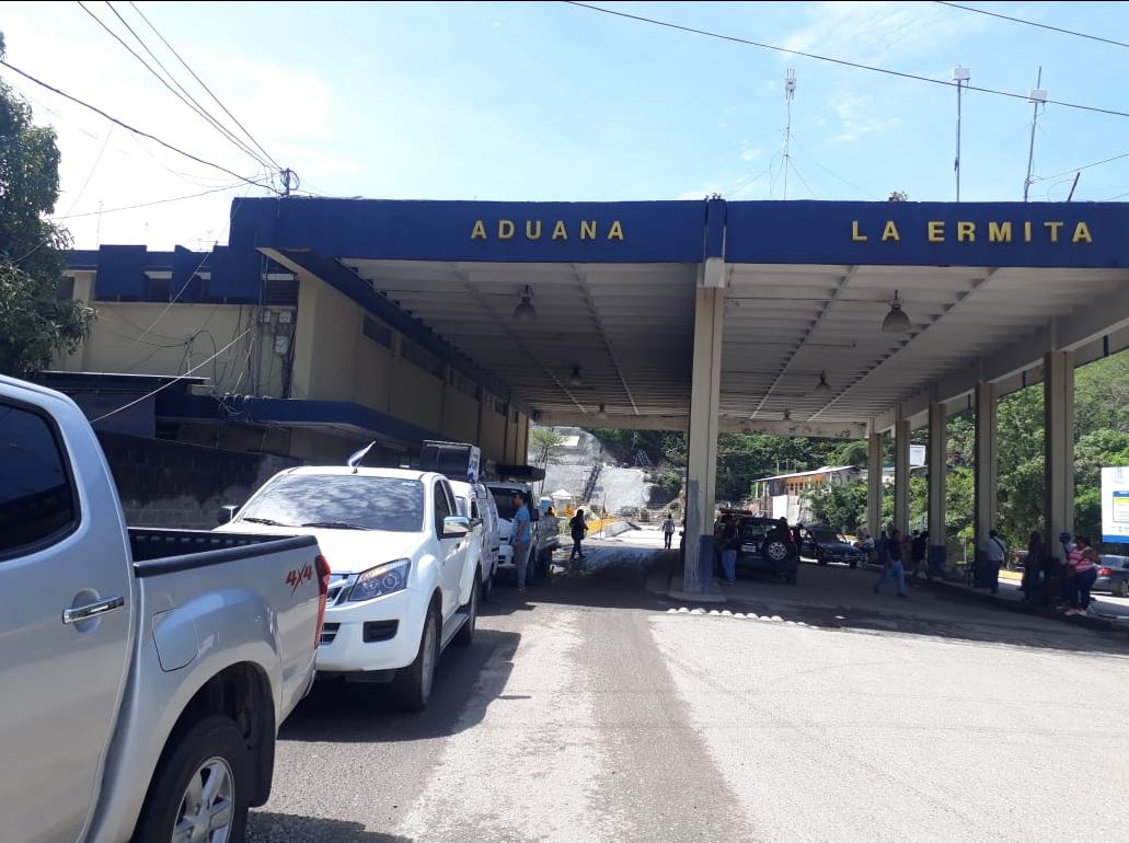 Los camiones con ayuda de El Salvador y Honduras comenzaron a partir hacia durante la mañana del viernes. (Foto Prensa Libre: Mario Morales)