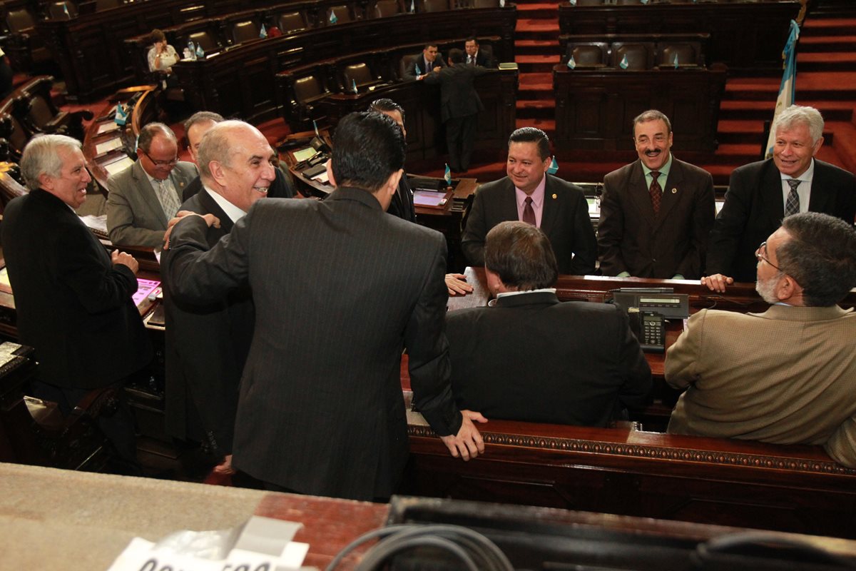 Diputados conversan al inicio de la sesión plenaria que rechazó una moción para suspender a Luis Rabbé de su curul. (Foto Prensa Libre: Estuardo Paredes)