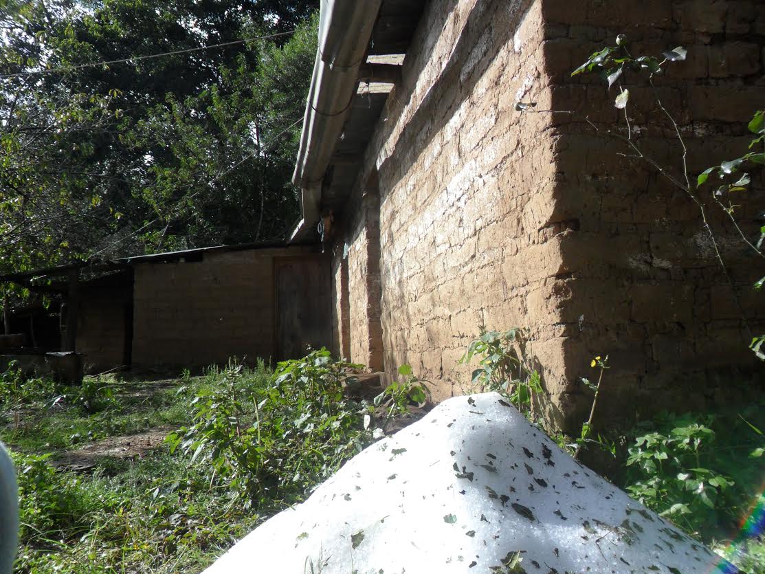 Granizo queda acumulado luego de intensa lluvia en San Juan Comalapa, Chimaltenango. (Foto Prensa Libre: Cortesía)