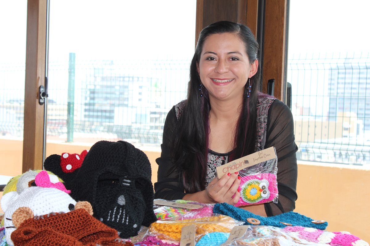 La emprendedora Julia Roldán de Voncannon transmite su conocimiento a mujeres que desean aprender a tejer. (Foto Prensa Libre: N. Gándara)
