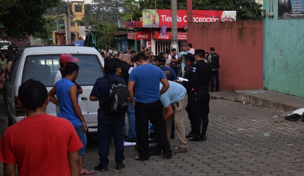 Investigadores de la PNC recaban evidencias en la cabecera de Escuintla, donde un adolescente fue ultimado. (Foto Prensa Libre: Carlos E. Paredes)