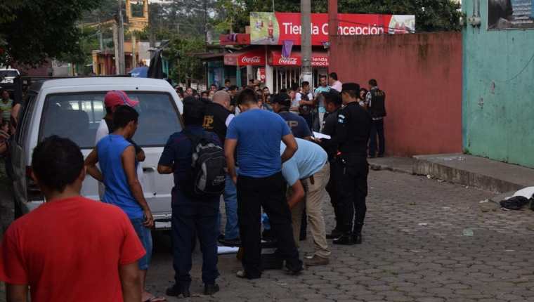 Investigadores de la PNC recaban evidencias en la cabecera de Escuintla, donde un adolescente fue ultimado. (Foto Prensa Libre: Carlos E. Paredes)