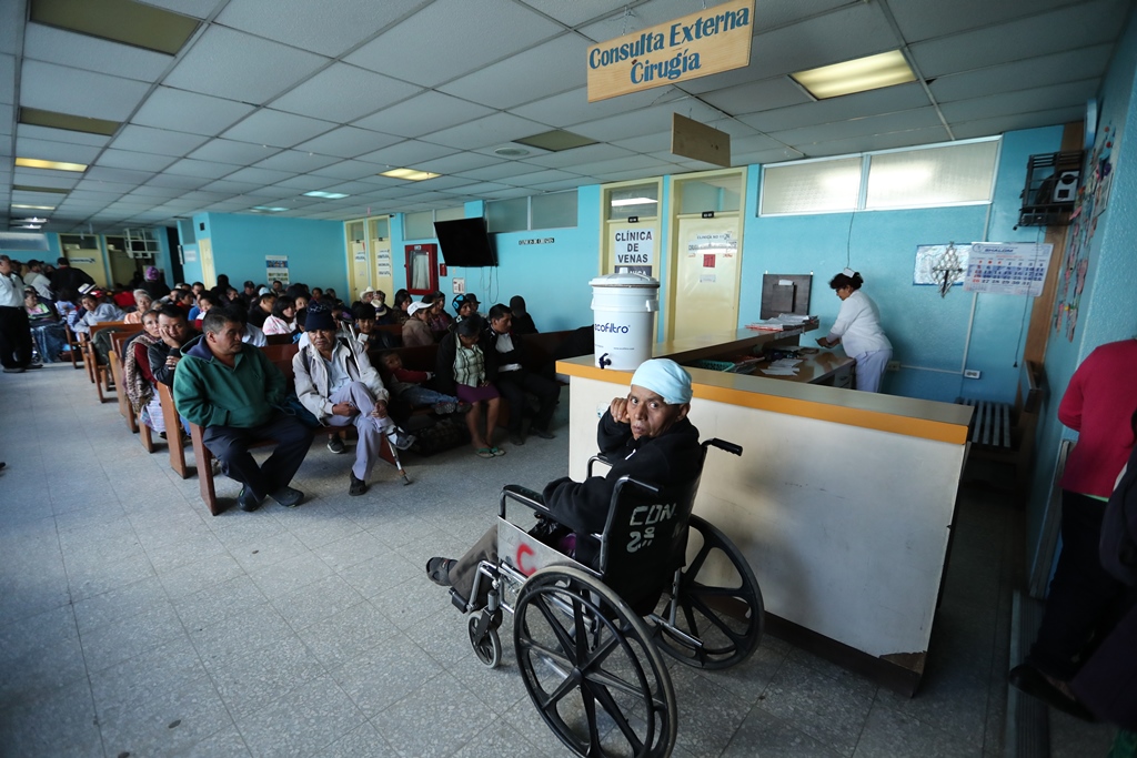 Desde las 6 horas las salas de espera del centro asistencial lucieron llenas. (Foto Prensa Libre: Mynor Toc) 