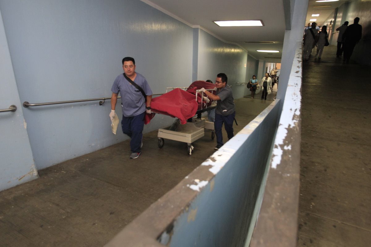 Pacientes deben utilizar las rampas del Hospital General San Juan de Dios para ser atendidos. (Foto Prensa Libre: Carlos Hernández)