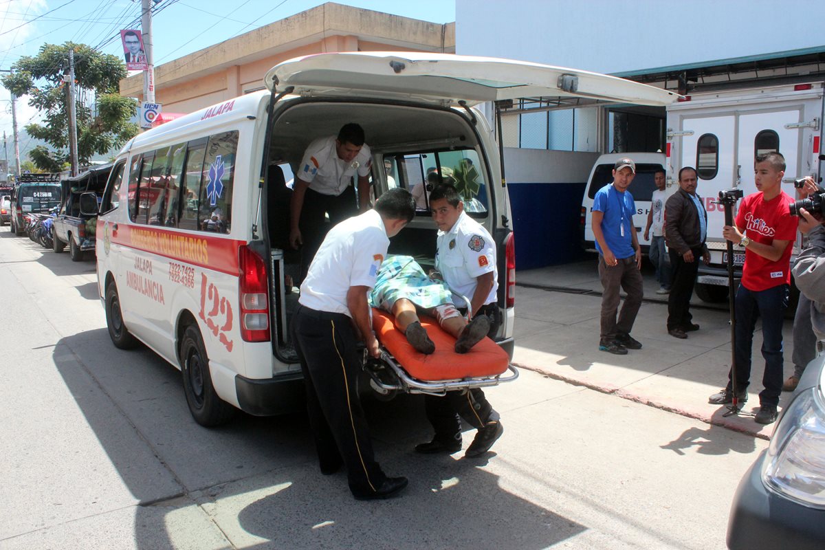 Socorristas trasladan al Hospital Nacional de Jalapa a personas heridas en accidente de tránsito. (Foto Prensa Libre: Hugo Oliva)