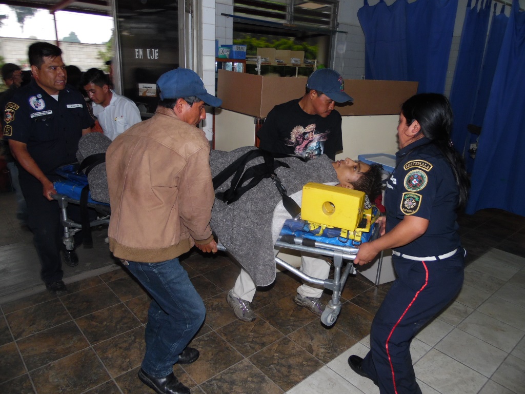 Hombre que sufrió quemaduras a causa de un rayo, en San Juan Comalapa, Chimaltenango, es ingresado por socorristas al Hospital Nacional de Chimaltenango. (Foto Prensa Libre: José Rosales)