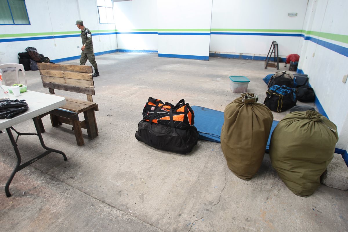 Soldados abandonan el destacamento de la zona 4 de Mixco. (Foto Prensa Libre: Hemeroteca PL)