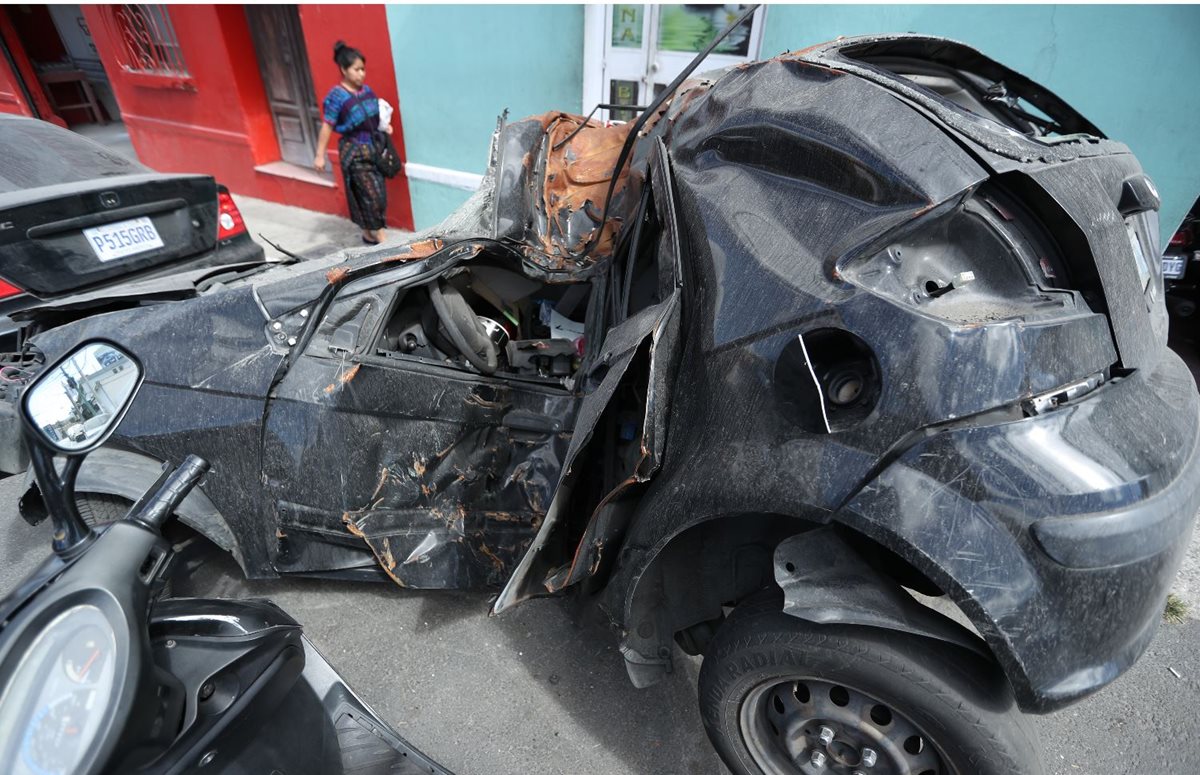 Vehículos totalmente irreconocibles, debido a fuertes colisiones, se encuentran en diversas comisarías del país. (Foto Prensa Libre: Esbin García)