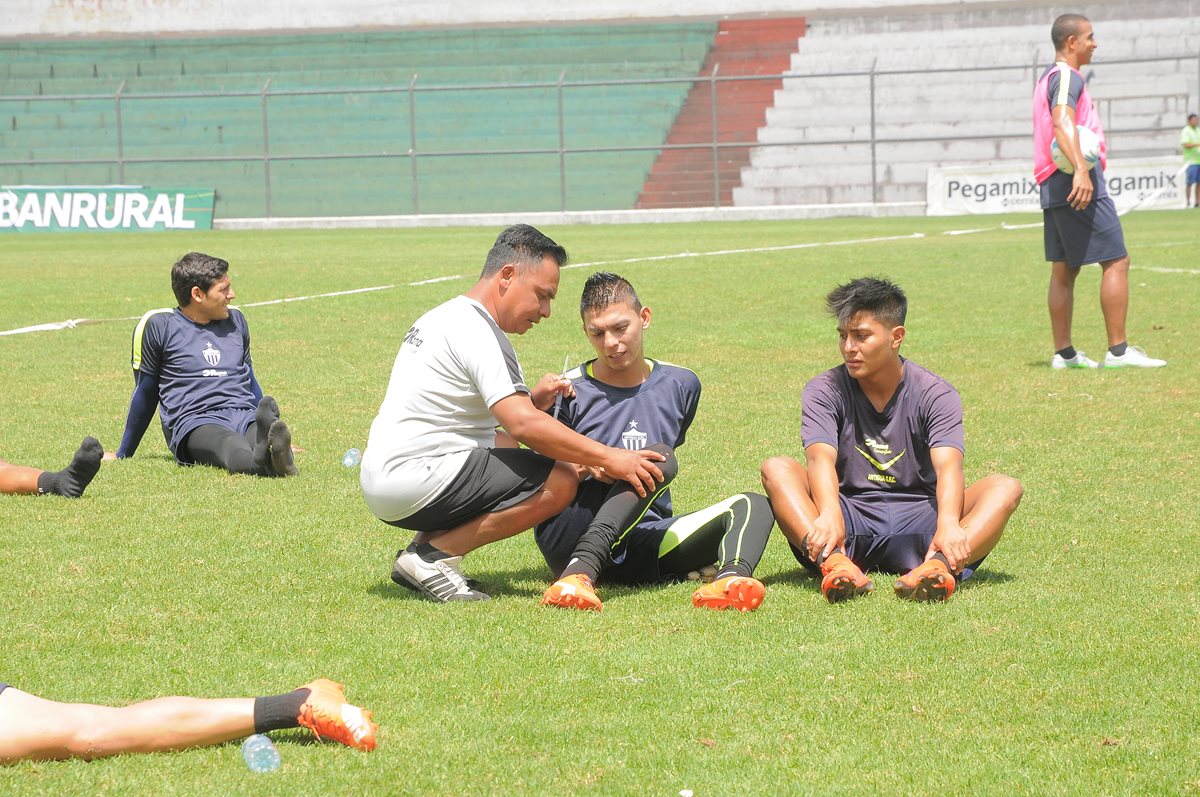 Iván Pacheco (centro) es evaluado para evitar cualquier lesión. (Foto Prensa Libre: Carlos Vicente)